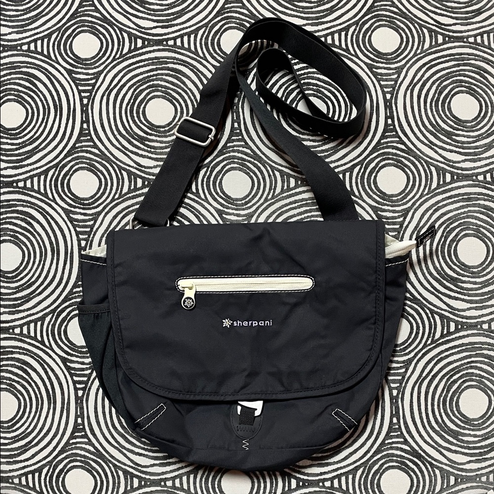 LIKE NEW! SHERPANI  Black Messenger Crossbody Bag Lots of Pockets Black